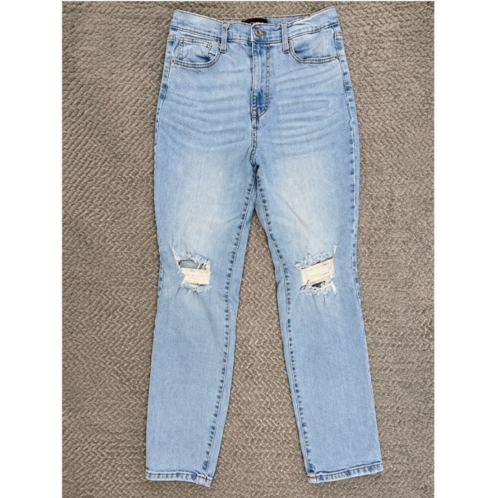 Women’s Light Wash Ripped Knee High Rise Jeans, Size 11